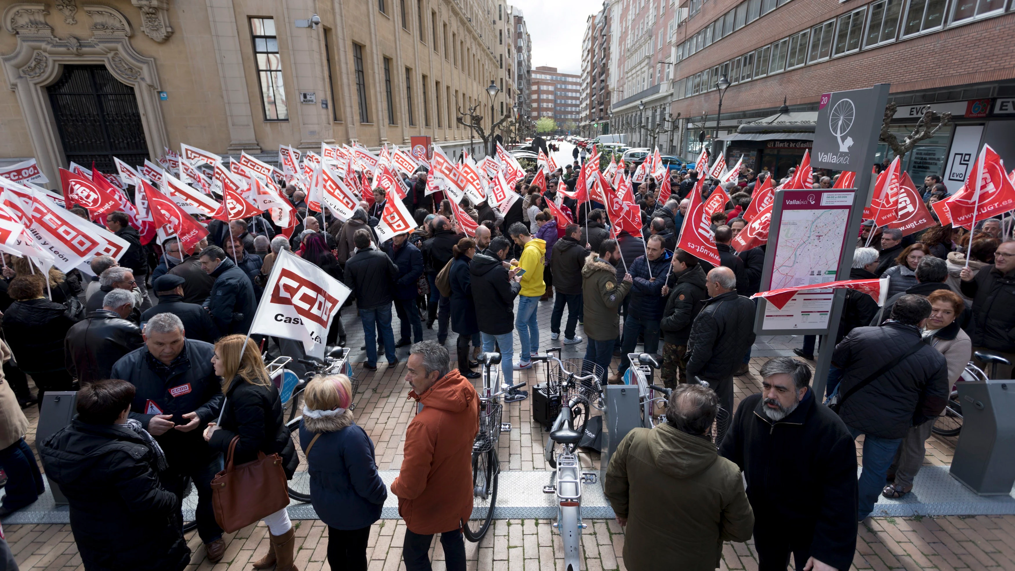 Trabajadores se concentran frente a las sedes de las patronales de Castilla y León, convocados por CCOO y UGT, para exigir que en la negociación colectiva se fijen unos salarios dignos.