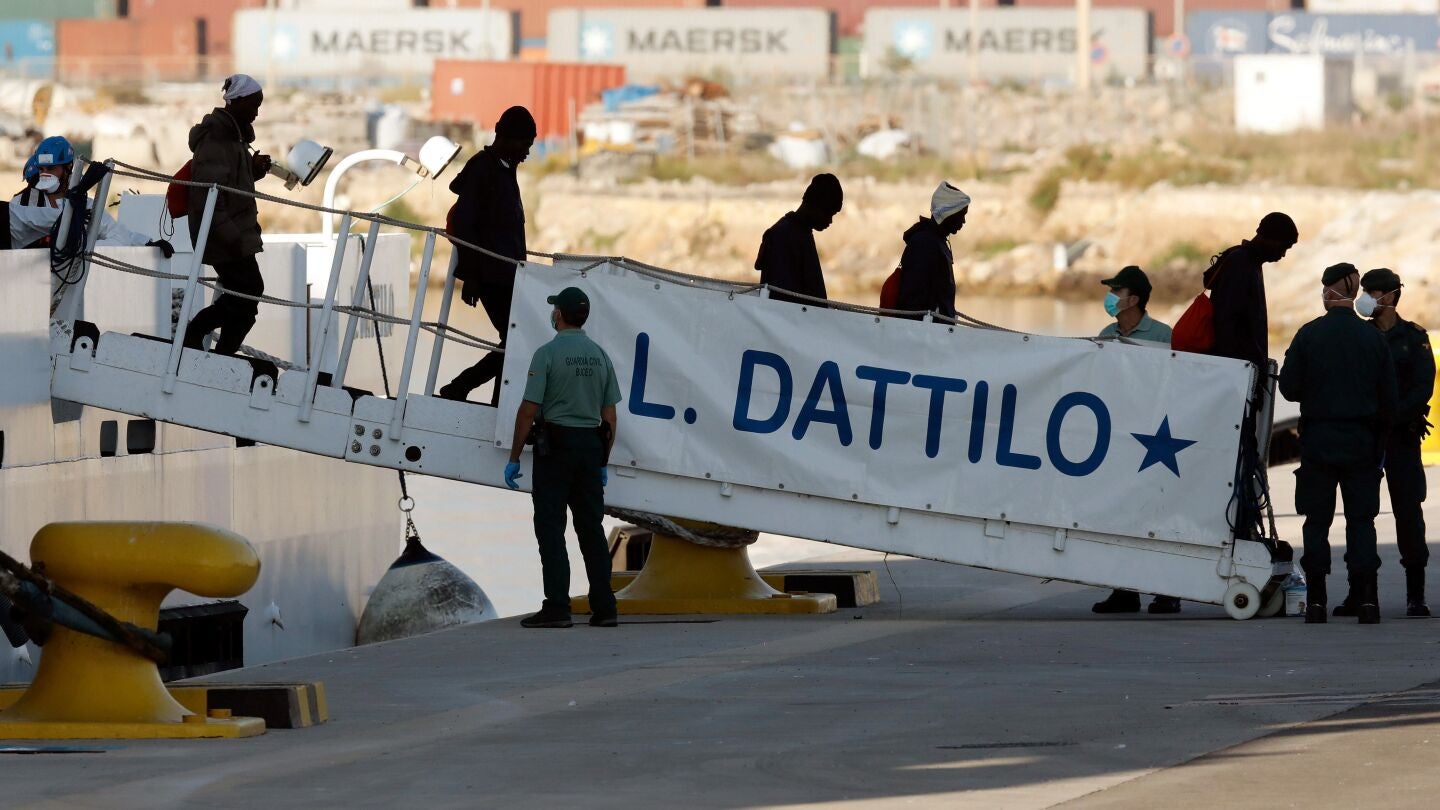 El desembarco del Dattilo, el primer buque de la flotilla que acompa&ntilde;a al Aquarius