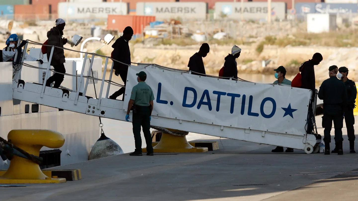 El desembarco del Dattilo, el primer buque de la flotilla que acompaña al Aquarius El desembarco del Dattilo, el primer buque de la flotilla que acompaña al Aquarius
