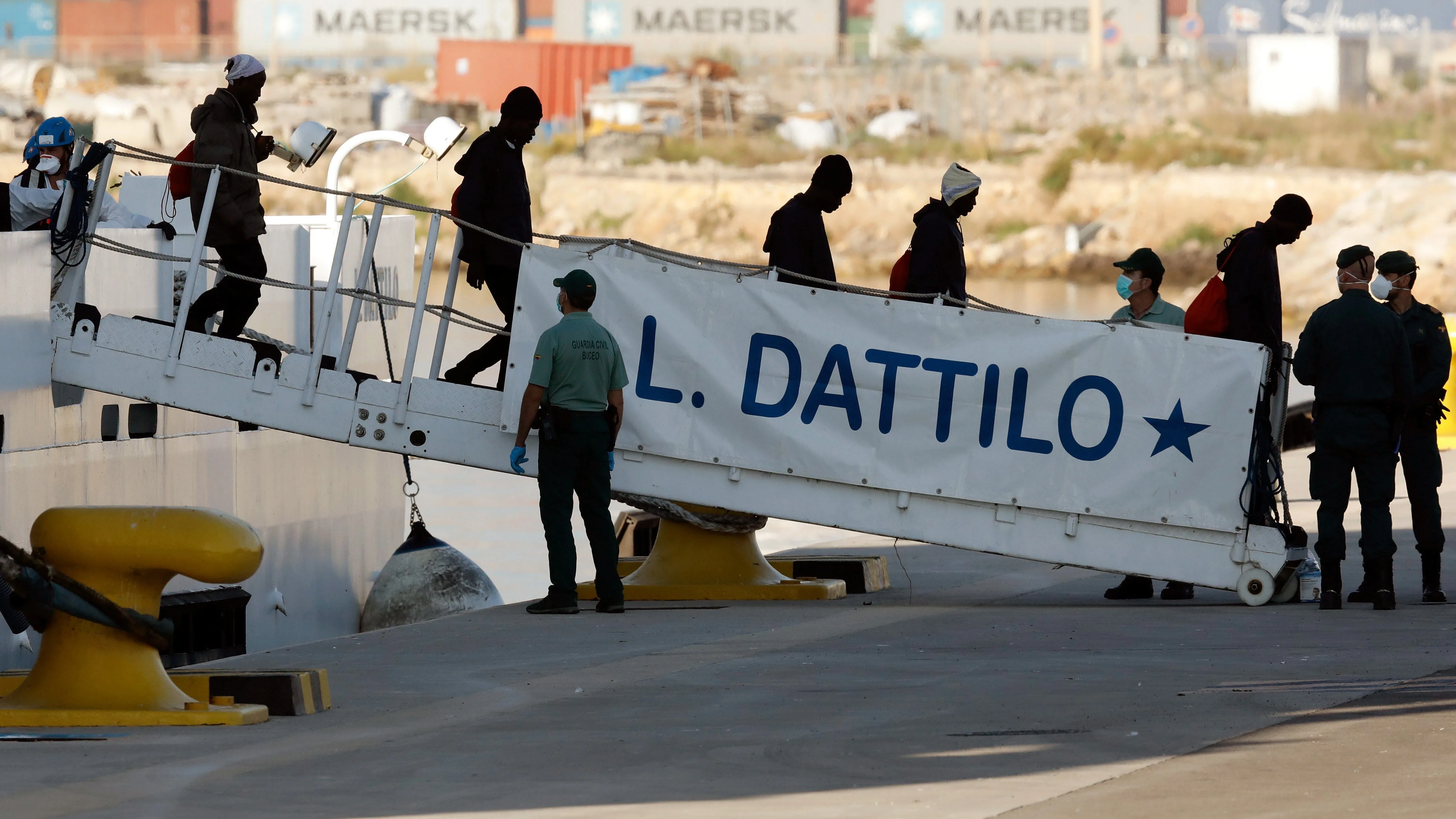 El desembarco del Dattilo, el primer buque de la flotilla que acompaña al Aquarius