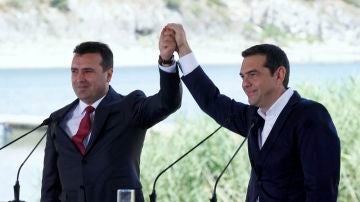Los gobiernos de Atenas y Skopjeb firman un acuerdo para cambiar el nombre de Macedonia