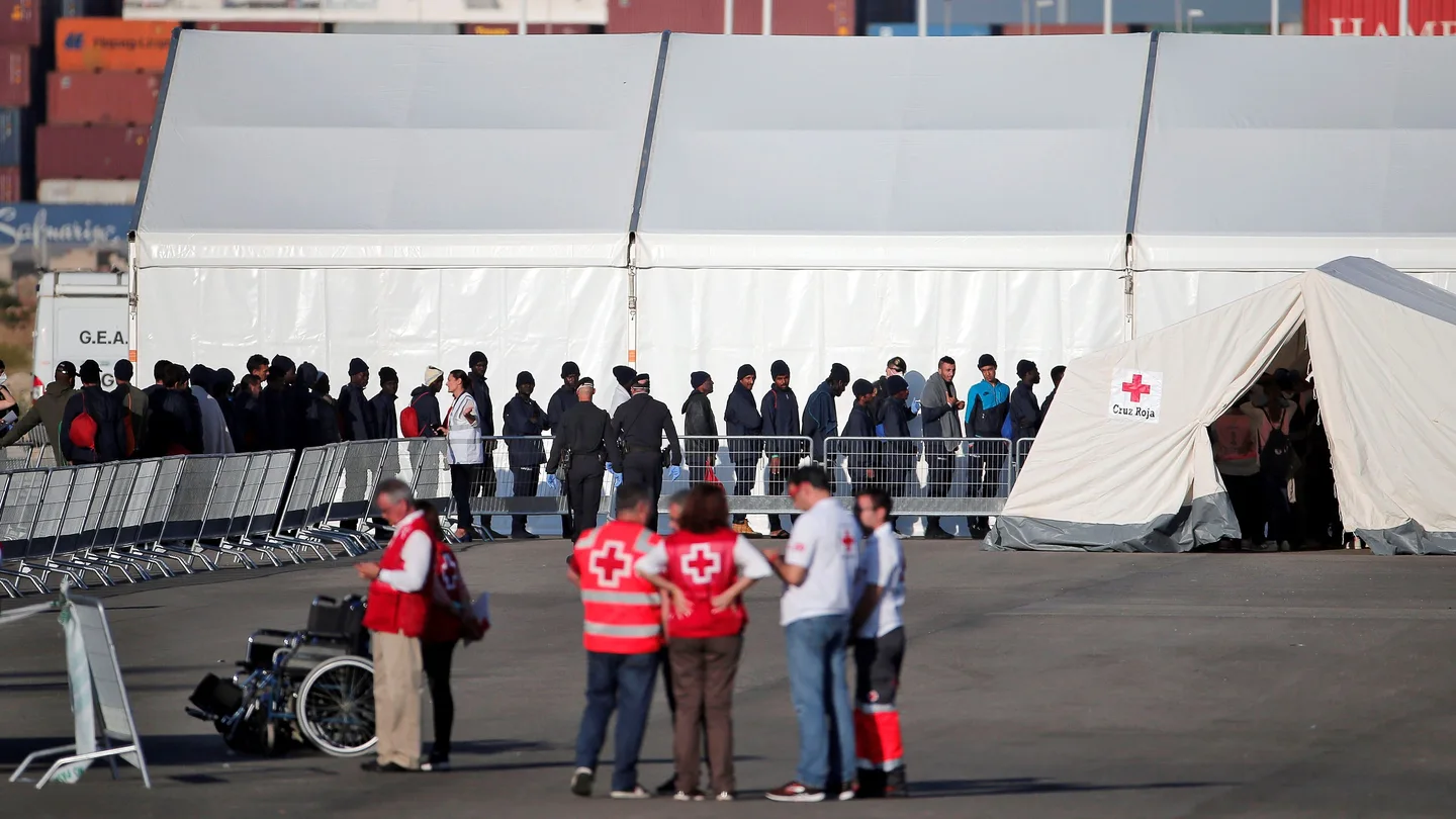 Inmigrantes esperan su turno para ser atendidos La llegada del Aquarius