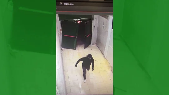 Impactante alunizaje en una tienda de telefonía en un centro comercial de Burgo Impactante alunizaje en una tienda de telefonía en un centro comercial de Burgo