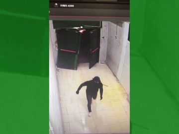 Impactante alunizaje en una tienda de telefonía en un centro comercial de Burgo Impactante alunizaje en una tienda de telefonía en un centro comercial de Burgo