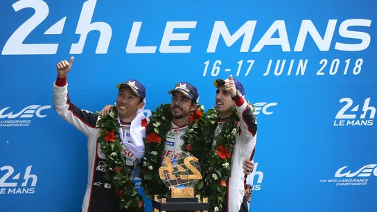 Fernando Alonso celebra la victoria en Le Mans con Buemi y Nakajima Fernando Alonso celebra la victoria en Le Mans con Buemi y Nakajima