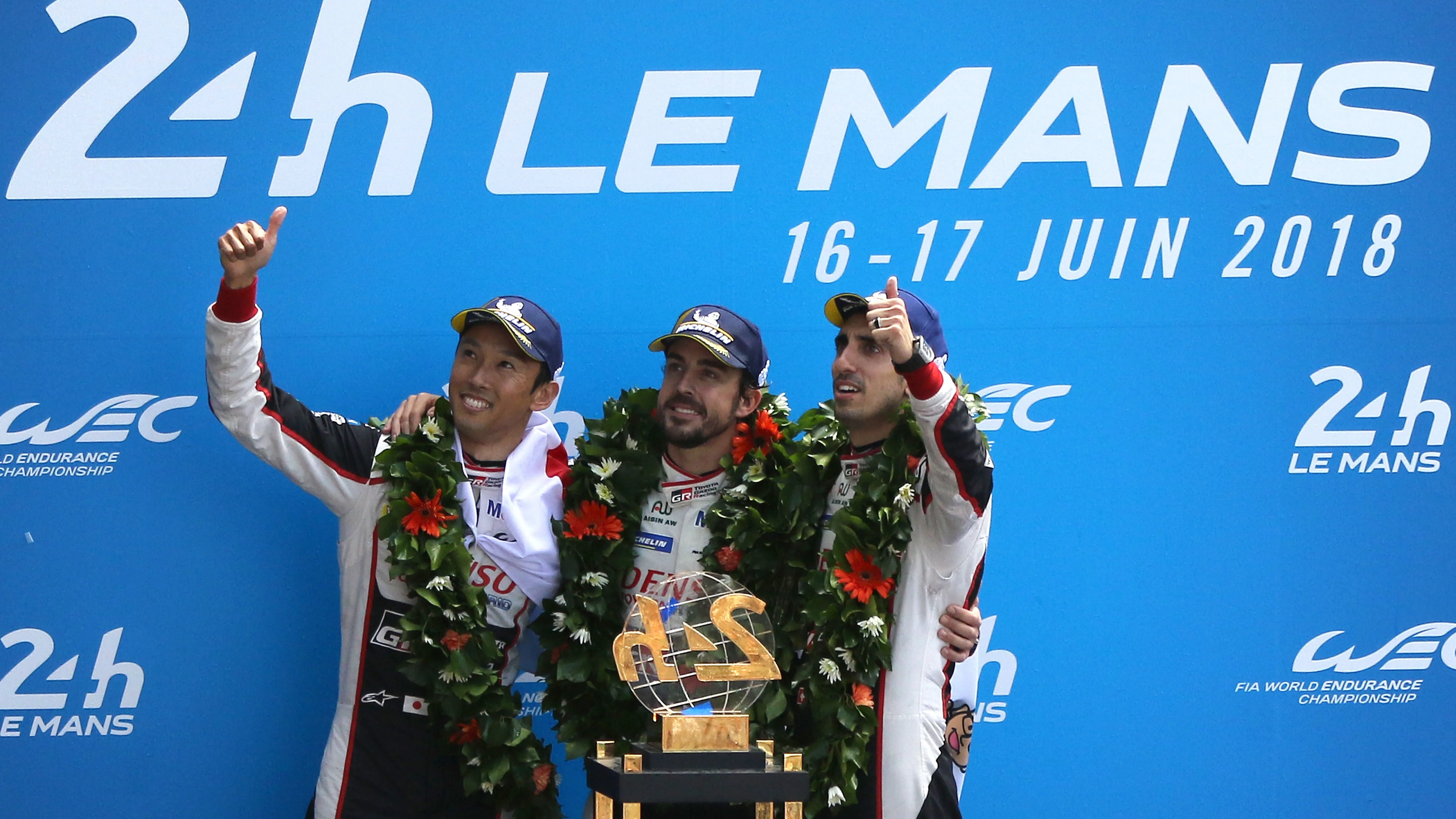 Fernando Alonso celebra la victoria en Le Mans con Buemi y Nakajima