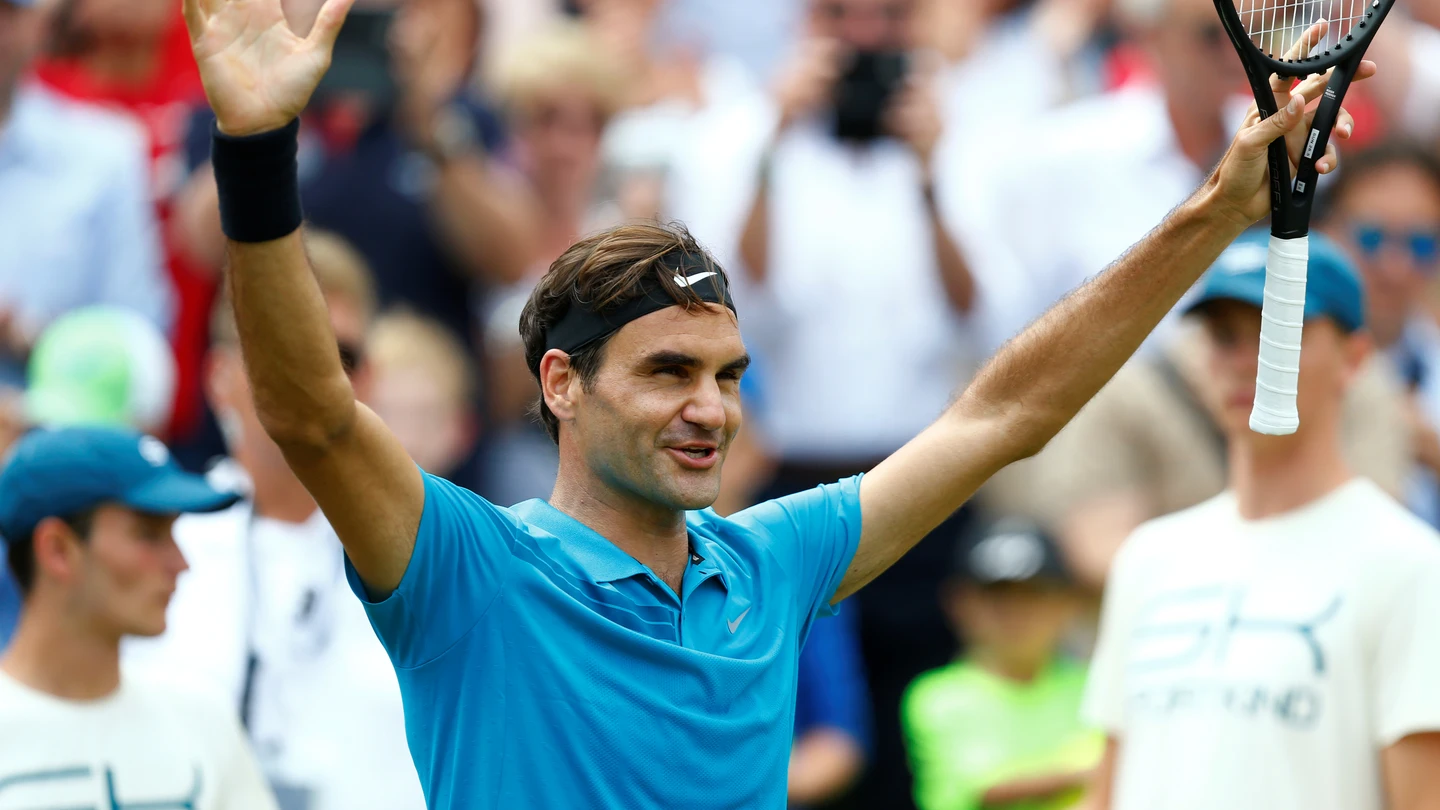 Federer celebra su victoria frente a Raonic en Stuttgart Federer celebra su victoria frente a Raonic en Stuttgart