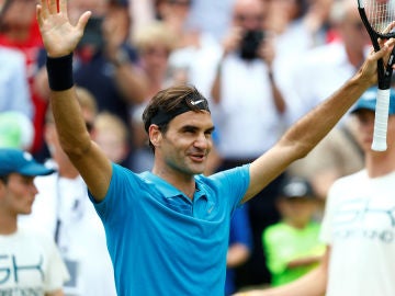 Federer celebra su victoria frente a Raonic en Stuttgart Federer celebra su victoria frente a Raonic en Stuttgart