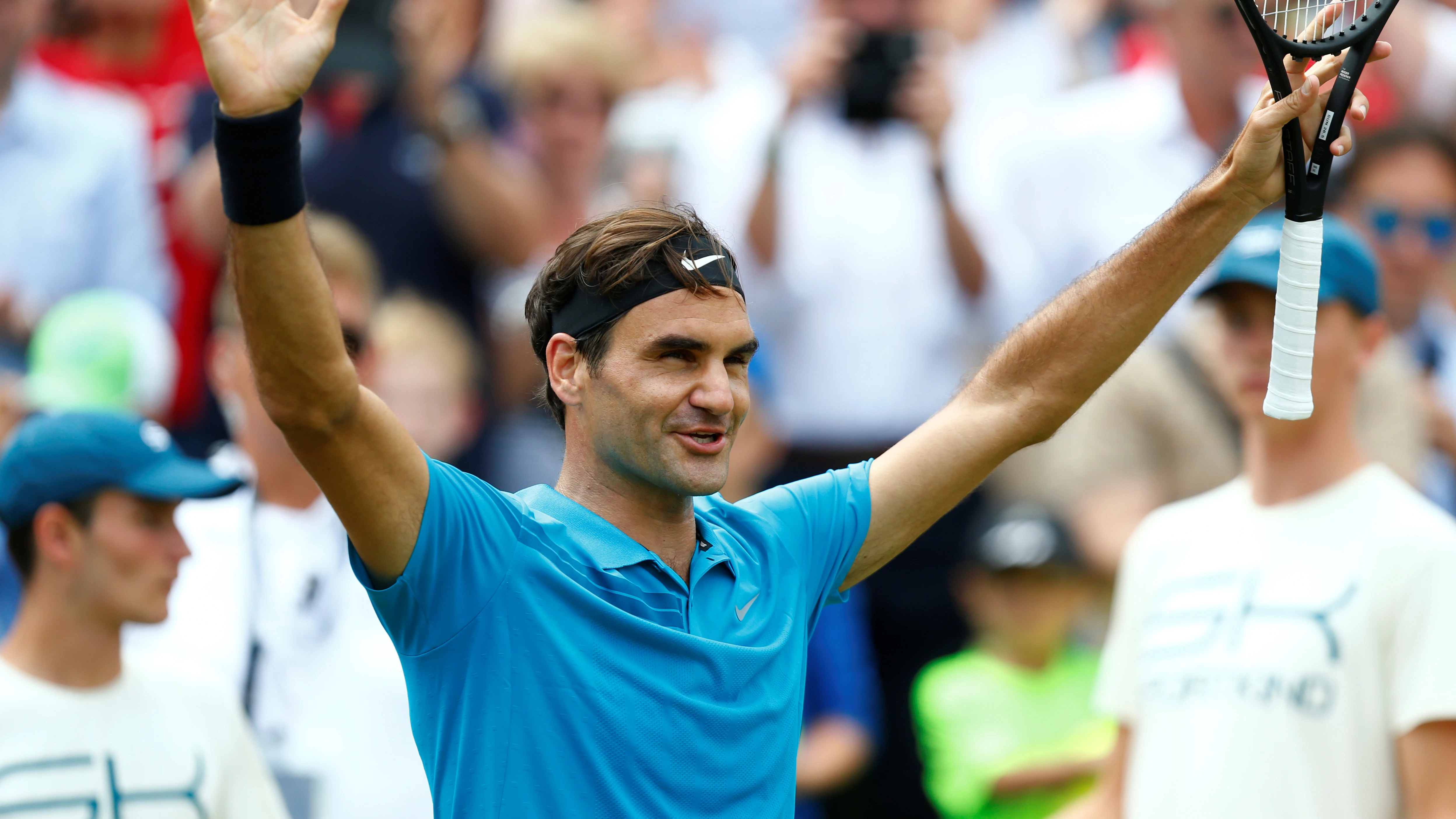 Federer celebra su victoria frente a Raonic en Stuttgart