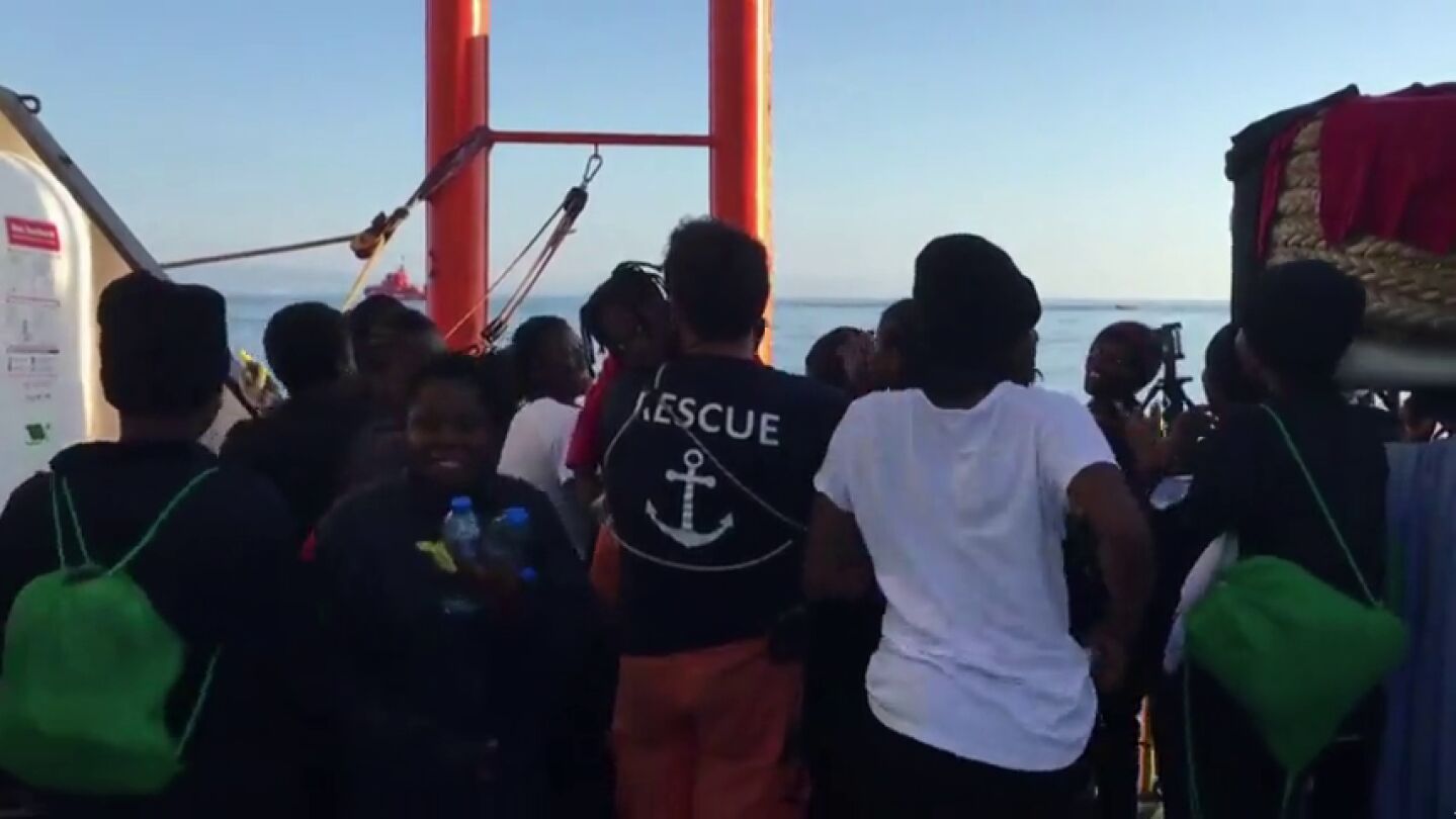 Sonrisas, c&aacute;nticos y saludos de los migrantes de la flota del Aquarius al llegar al puerto de Valencia