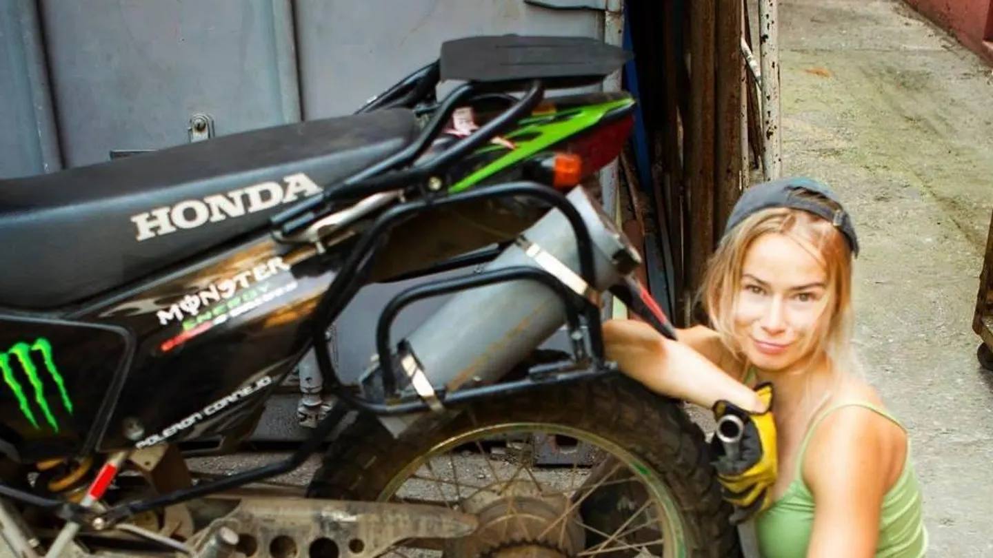 Vasilisa Komarova junto a su moto Vasilisa Komarova junto a su moto