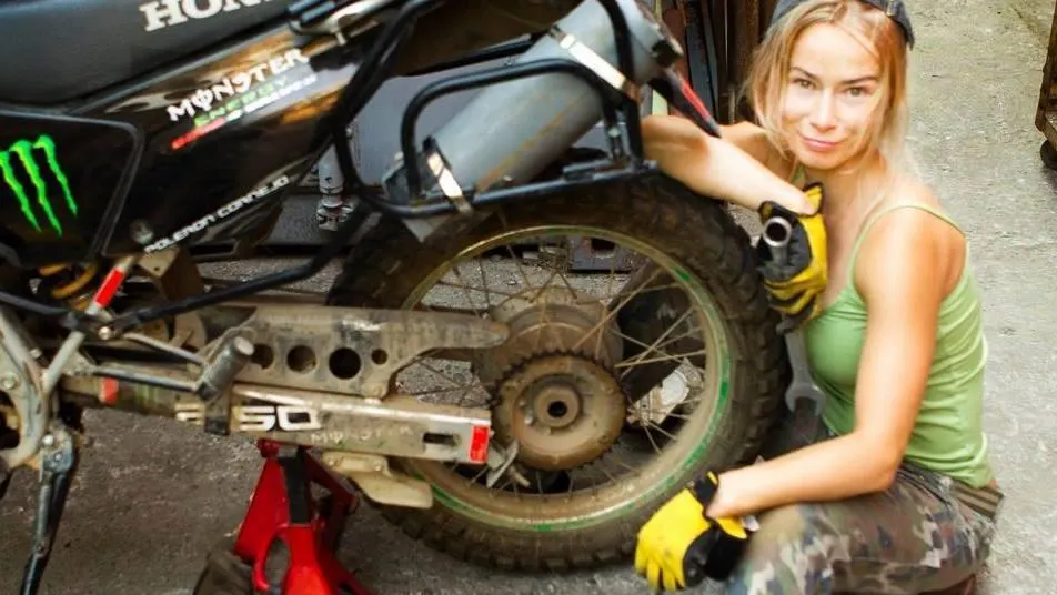 Vasilisa Komarova junto a su moto