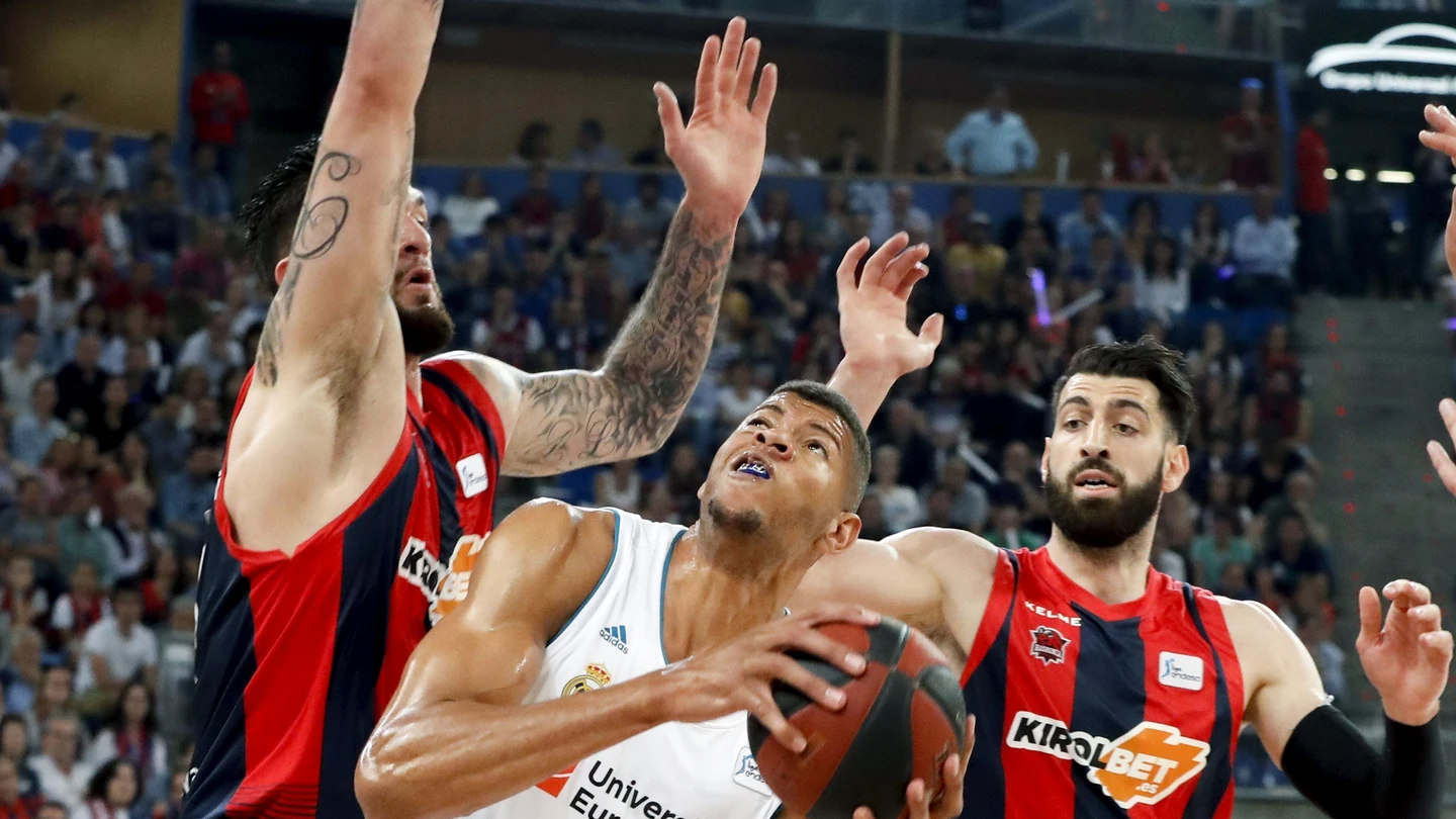 Edy Tavares lucha con Tornike Shengelia y Vincent Poirier Edy Tavares lucha con Tornike Shengelia y Vincent Poirier