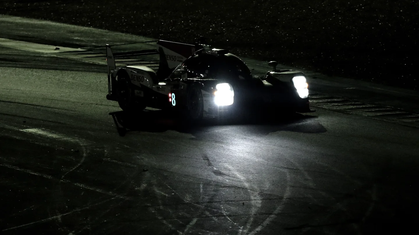 Fernando Alonso, con el Toyota TS050 Hybrid en la noche de Le Mans Fernando Alonso, con el Toyota TS050 Hybrid en la noche de Le Mans
