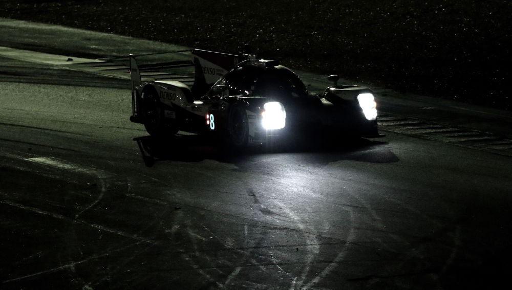 Fernando Alonso, con el Toyota TS050 Hybrid en la noche de Le Mans