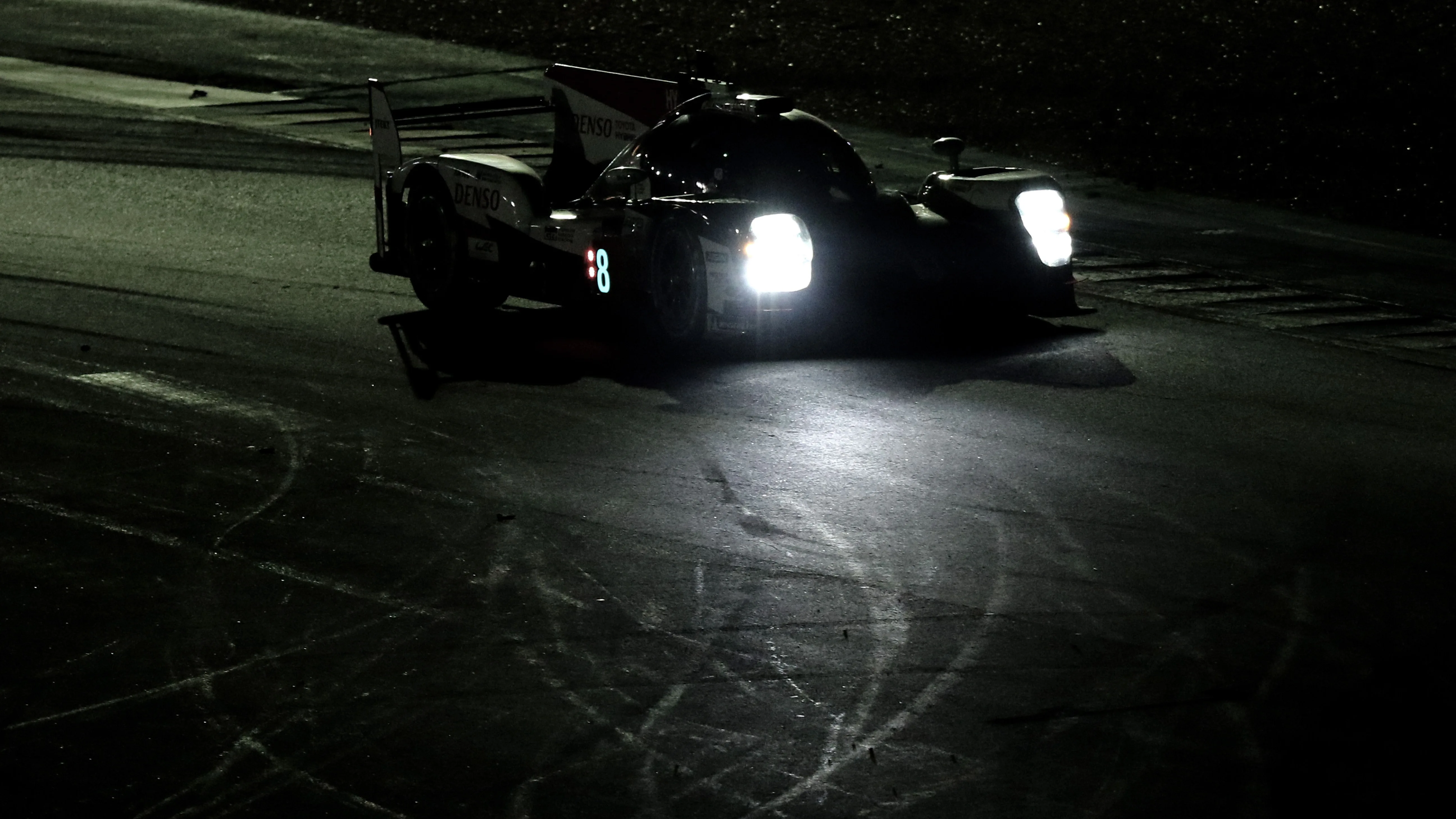 Fernando Alonso, con el Toyota TS050 Hybrid en la noche de Le Mans