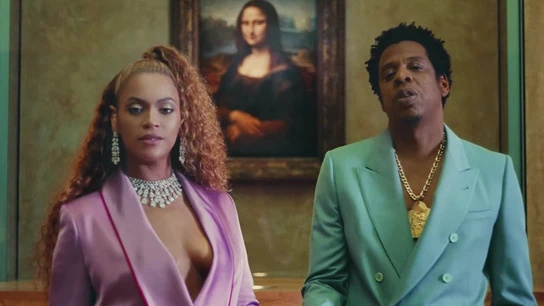 Beyoncé y Jay Z frente a la Mona Lisa en el vídeo de 'APESHIT' Beyoncé y Jay Z frente a la Mona Lisa en el vídeo de 'APESHIT'