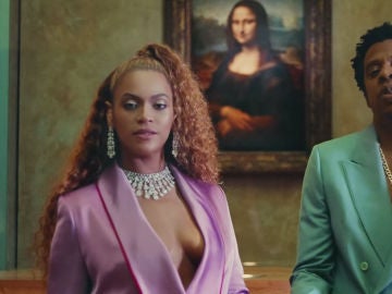 Beyoncé y Jay Z frente a la Mona Lisa en el vídeo de 'APESHIT' Beyoncé y Jay Z frente a la Mona Lisa en el vídeo de 'APESHIT'