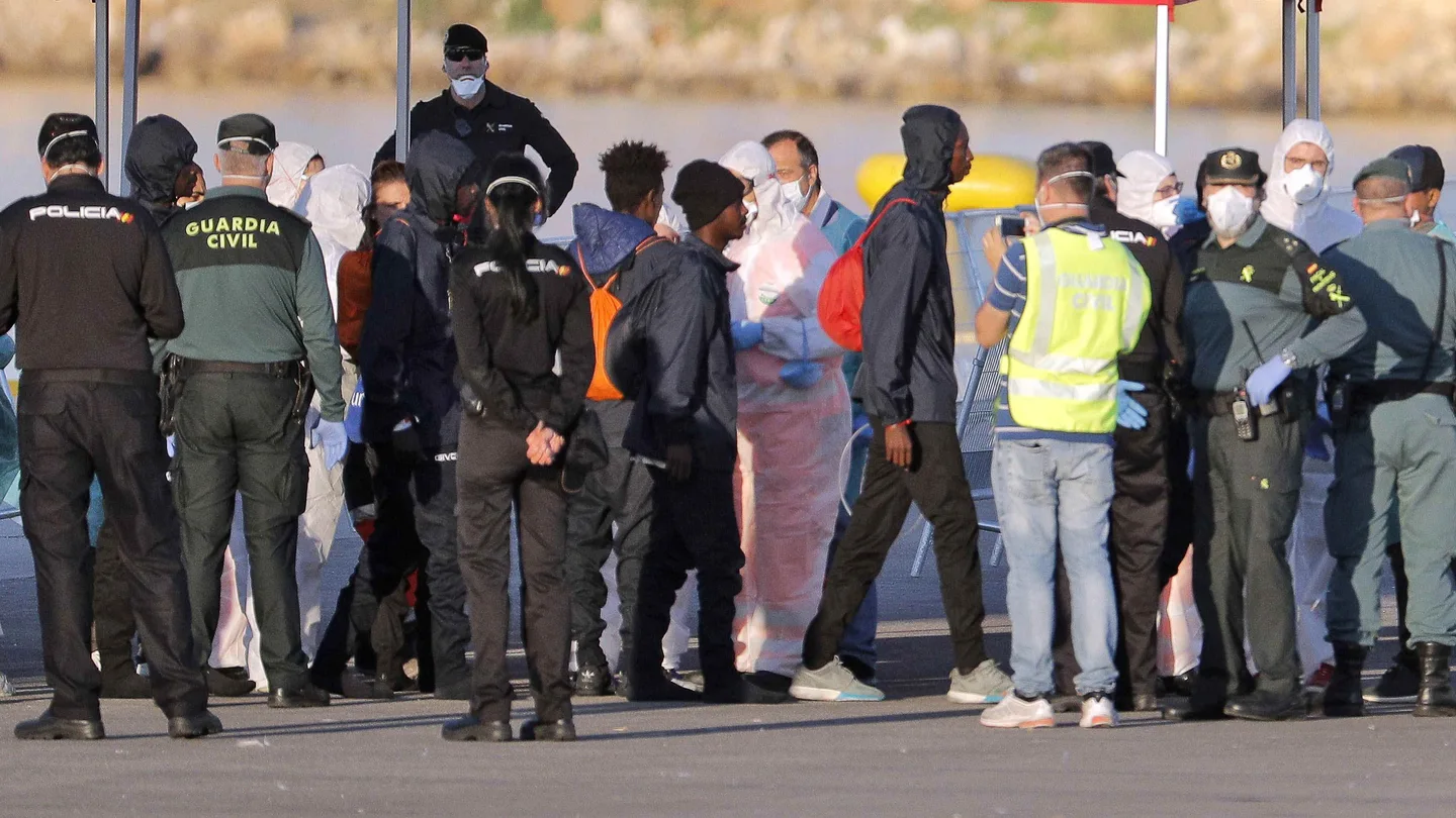Inmigrantes que viajaban en el Dattilo son atendidos a su llegada al puerto valenciano Inmigrantes que viajaban en el Dattilo son atendidos a su llegada al puerto valenciano
