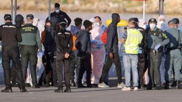 Inmigrantes que viajaban en el Dattilo son atendidos a su llegada al puerto valenciano