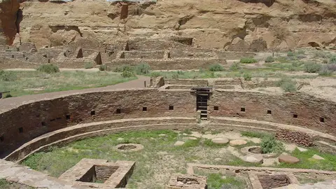 Gran Kiva hoy. Nuevo México. Estados Unidos Reconstruimos e imaginamos cómo sería la vida dentro de 7 antiguas ruinas