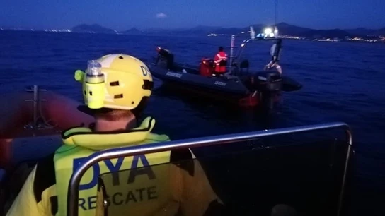 Momento en el que DYA Cantabria rastrea la zona para confirmar si en el barco solo había un tripulante, quien ha sido hallado sin vida Momento en el que DYA Cantabria rastrea la zona para confirmar si en el barco solo había un tripulante, quien ha sido hallado sin vida