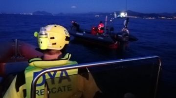 Momento en el que DYA Cantabria rastrea la zona para confirmar si en el barco solo había un tripulante, quien ha sido hallado sin vida