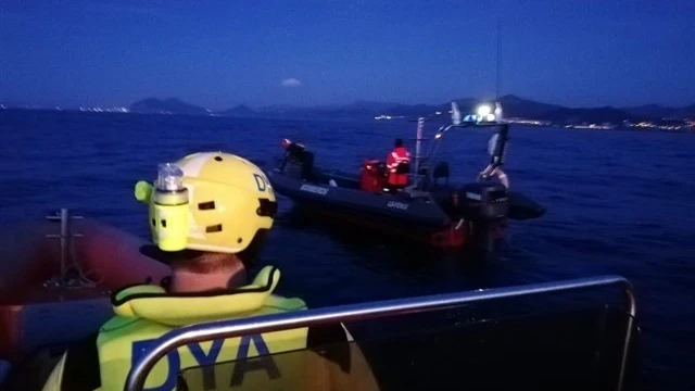 Momento en el que DYA Cantabria rastrea la zona para confirmar si en el barco solo había un tripulante, quien ha sido hallado sin vida