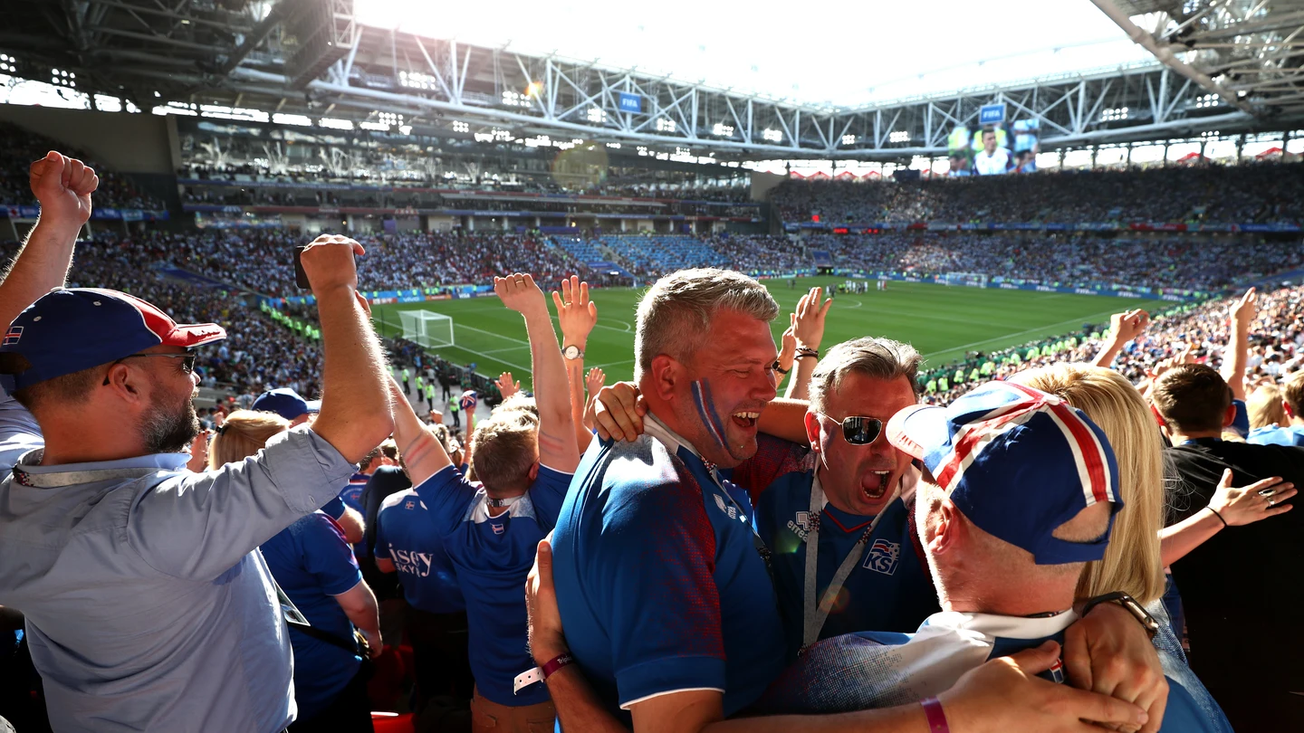 Aficionados islandeses celebran el empate contra Argentina Aficionados islandeses celebran el empate contra Argentina