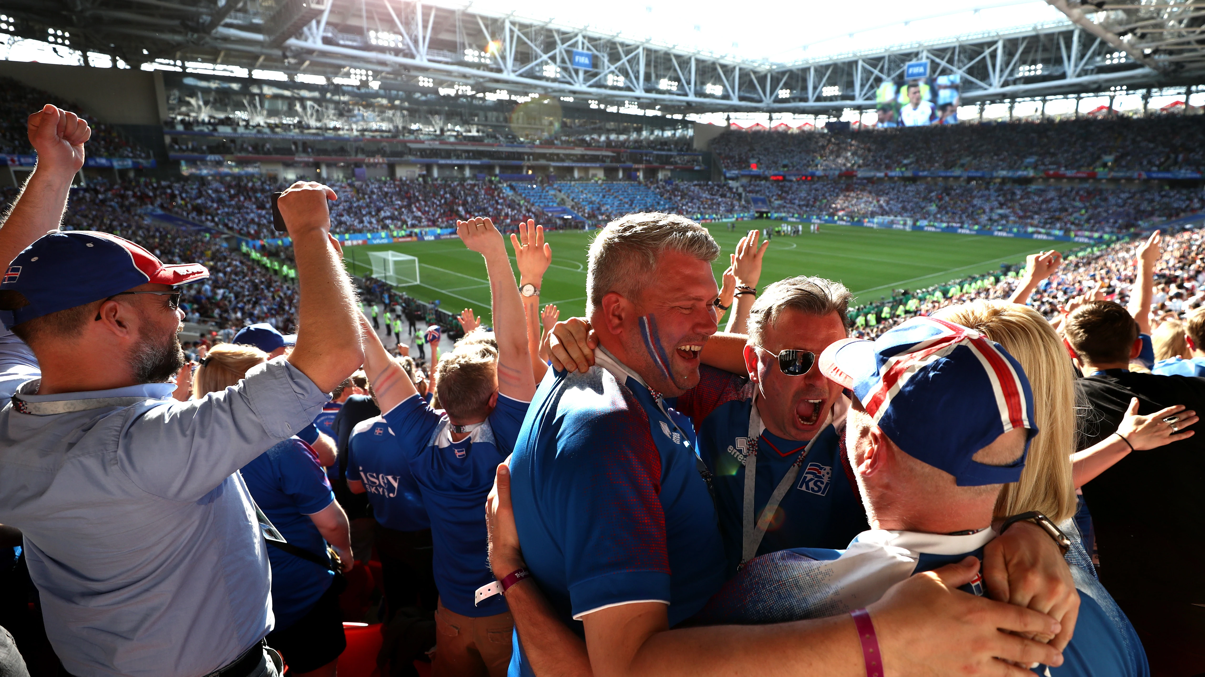 Aficionados islandeses celebran el empate contra Argentina