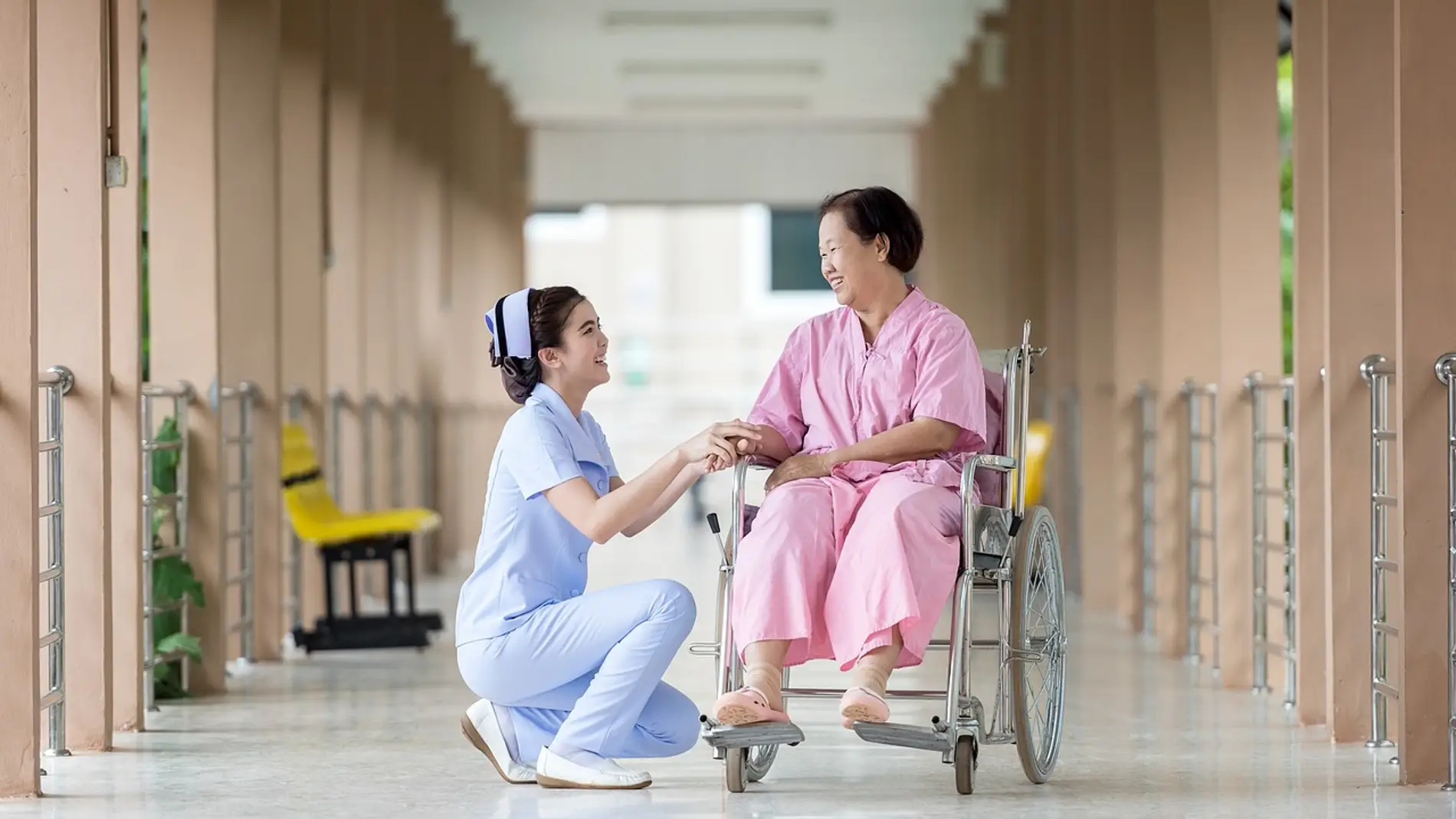 mujer en silla de ruedas en un hospital