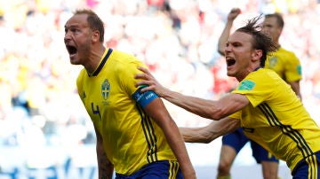 Andreas Granqvist celebra su gol ante Corea del Sur