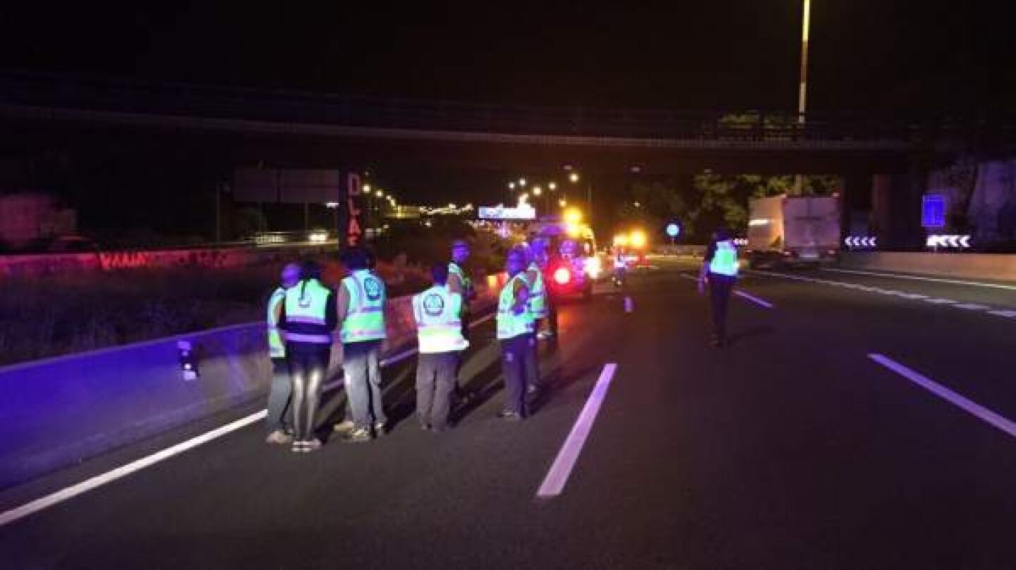 Equipos de emergencia trabajan en el lugar donde se produjo el atropello