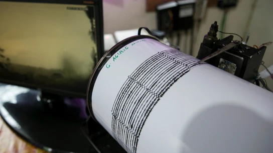 Imagen de archivo de un sismógrafo, instrumento que detecta la intensidad, duración de los temblores de tierra durante un terremoto. Imagen de archivo de un sismógrafo, instrumento que detecta la intensidad, duración de los temblores de tierra durante un terremoto.