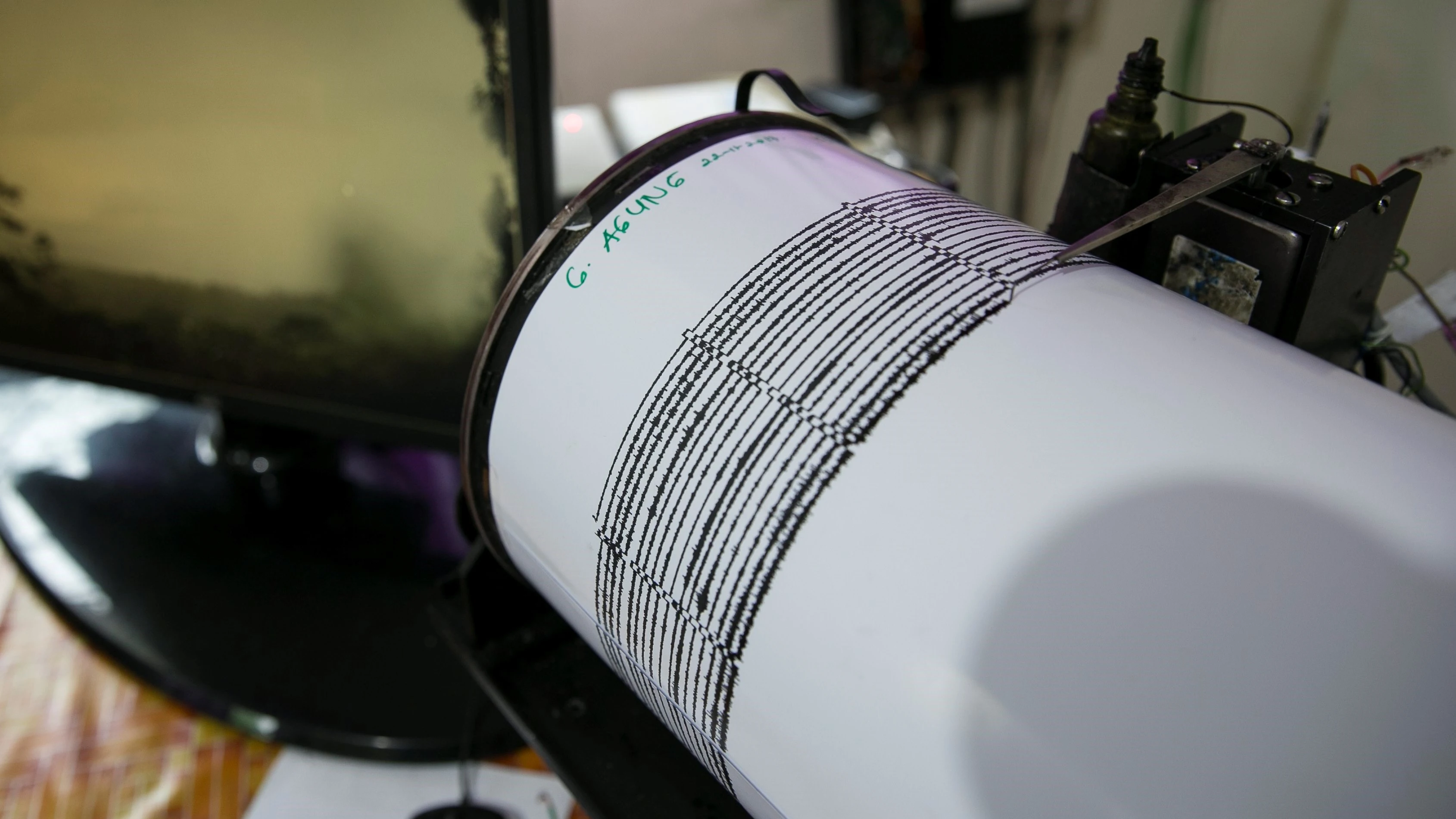 Imagen de archivo de un sismógrafo, instrumento que detecta la intensidad, duración de los temblores de tierra durante un terremoto.