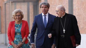 El presidente de la Comunidad de Madrid, Ángel Garrido, la alcaldesa de Madrid, Manuela Carmena y el arzobispo de Madrid, Carlos Osoro