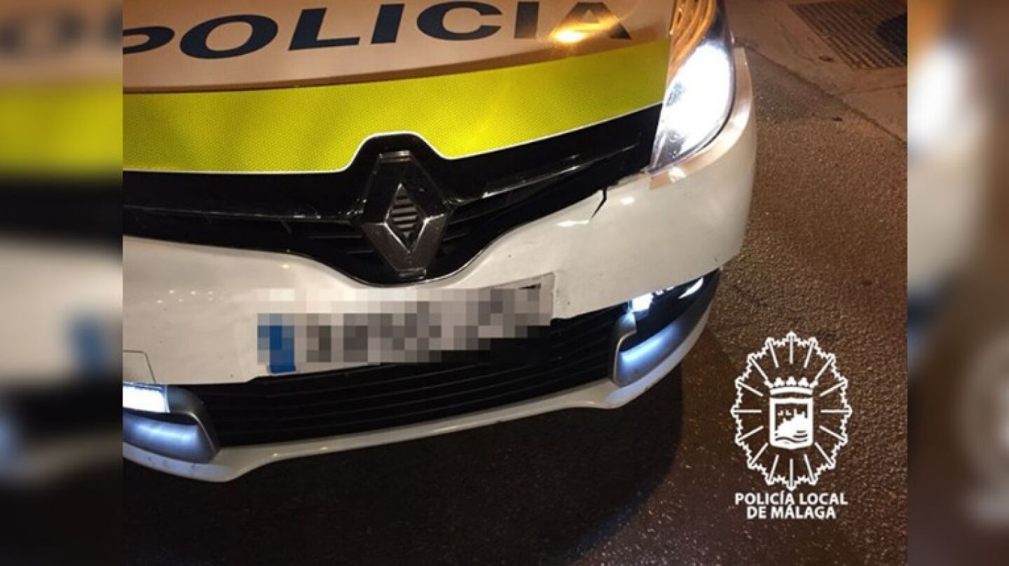 Estado del coche de la Polic&iacute;a Local de M&aacute;laga despu&eacute;s de la colisi&oacute;n