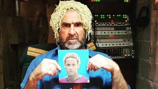 Cantona, con una foto de Neymar Cantona, con una foto de Neymar