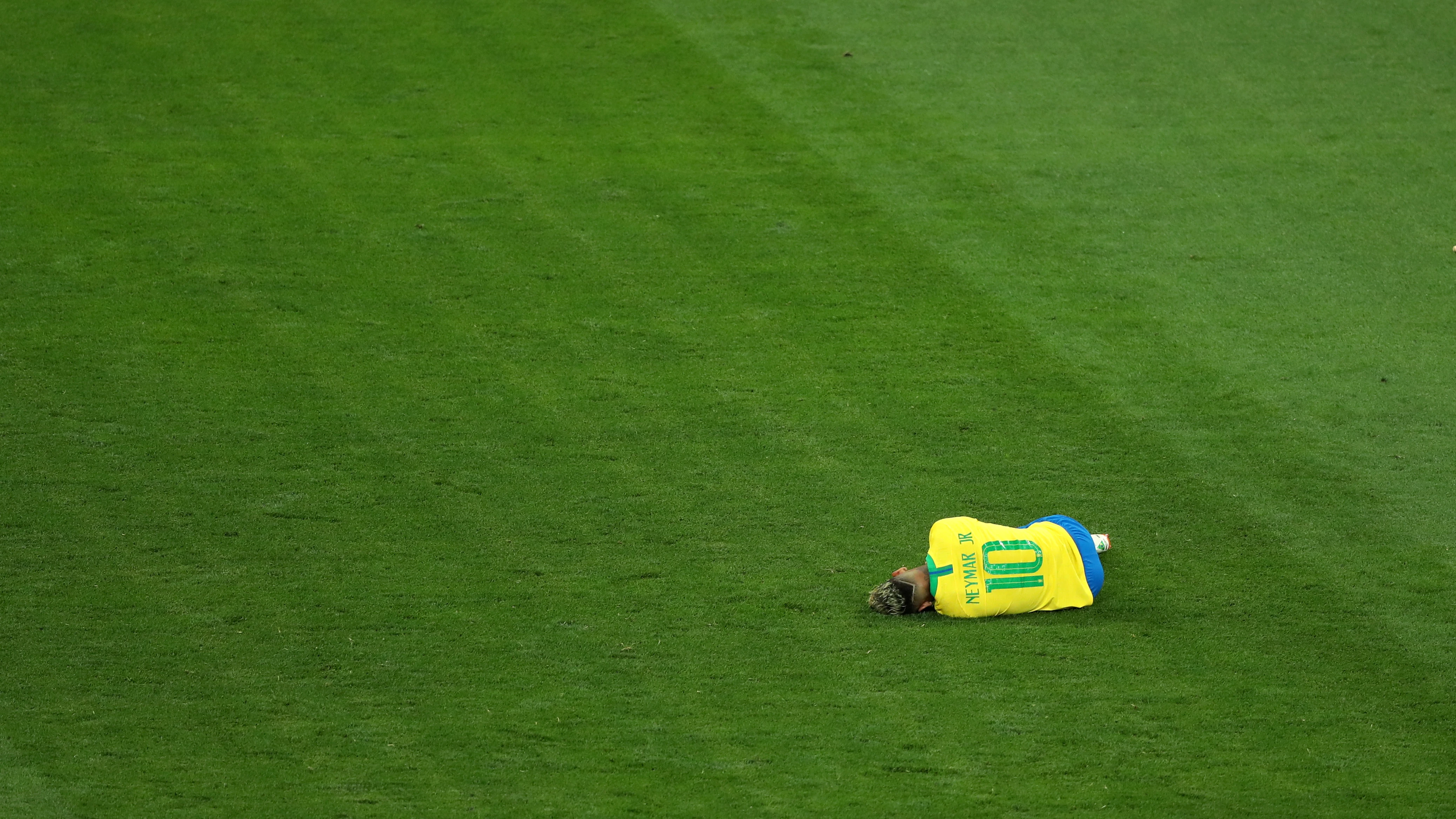 Neymar se duele en el partido contra Suiza