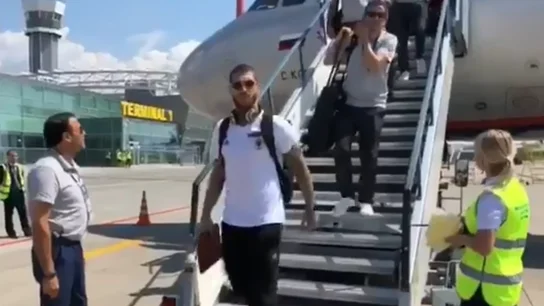 Sergio Ramos baja del avión de la Selección en Kazán Sergio Ramos baja del avión de la Selección en Kazán