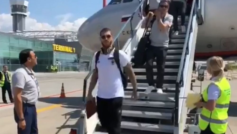 Sergio Ramos baja del avión de la Selección en Kazán