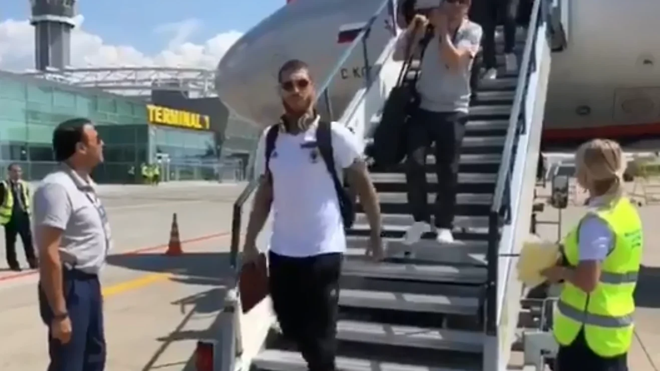 Sergio Ramos baja del avión de la Selección en Kazán