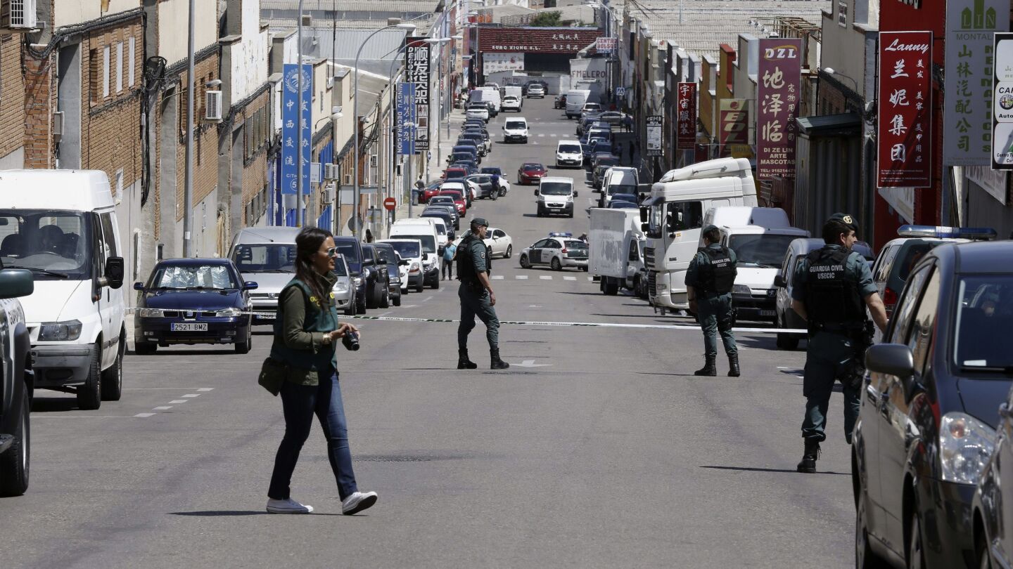 Imagen de archivo de agentes de la Unidad Central Operativa (UCO) de la Guardia Civil durante un registro en el pol&iacute;gono Cobo Calleja en Fuenlabrada. 