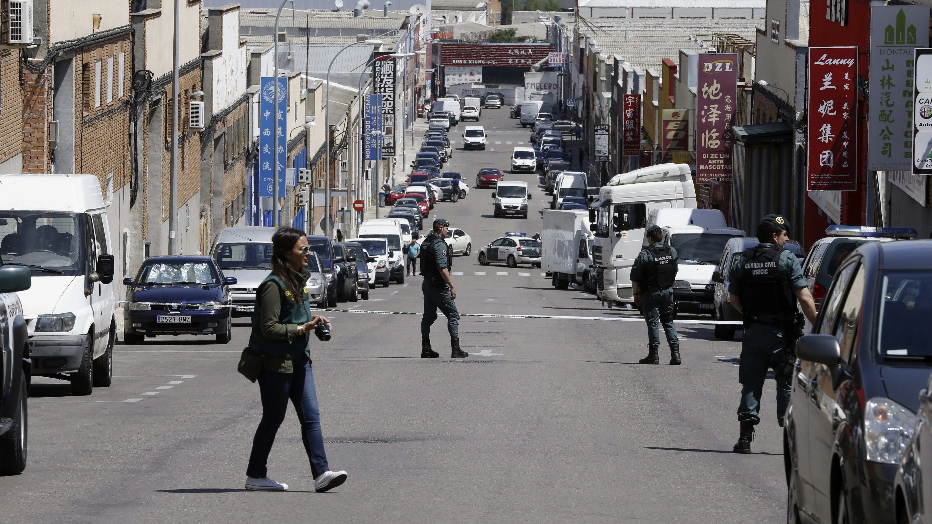 Imagen de archivo de agentes de la Unidad Central Operativa (UCO) de la Guardia Civil durante un registro en el polígono Cobo Calleja en Fuenlabrada. 