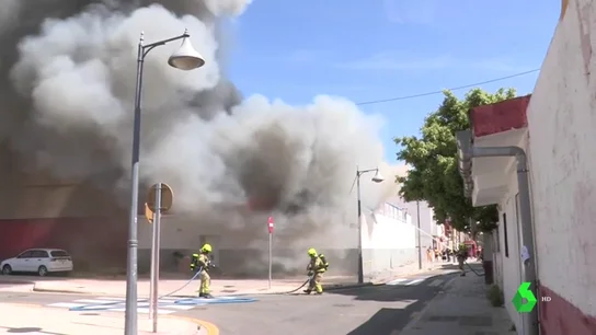 Humo del incendio en Valencia Humo del incendio en Valencia