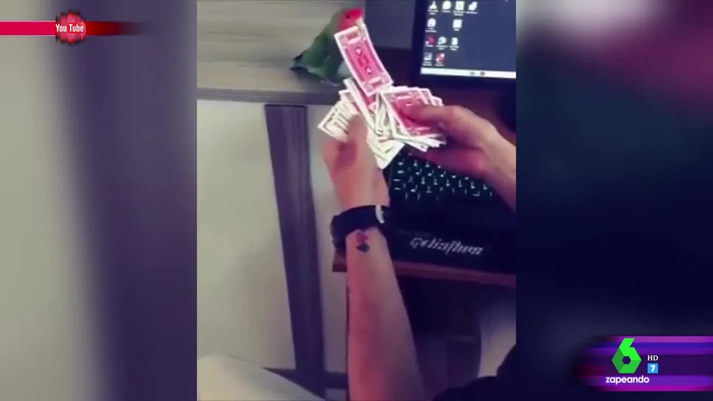 El impresionante truco de magia con cartas de un pájaro 'mago' que deja alucinados a los zapeadores El impresionante truco de magia con cartas de un pájaro 'mago' que deja alucinados a los zapeadores