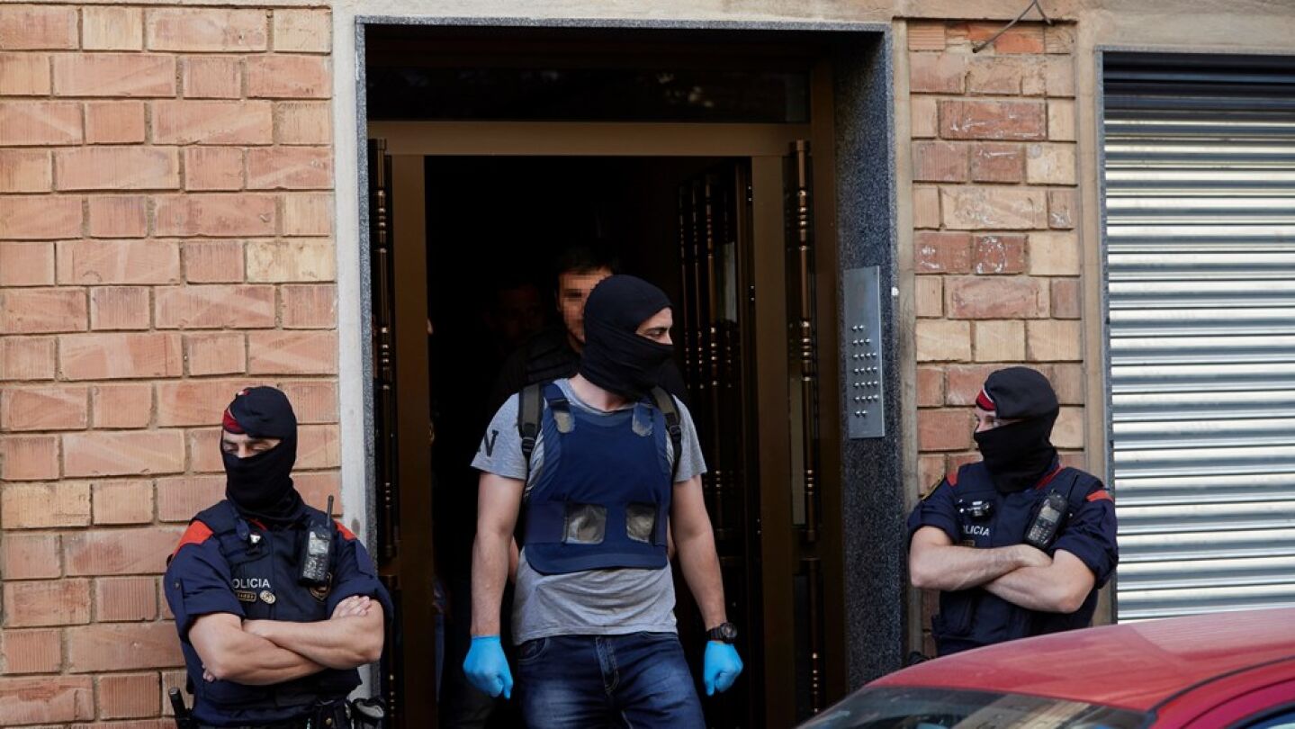  Mossos d'Esquadra en una operaci&oacute;n contra la banda juvenil "Golden Boys"