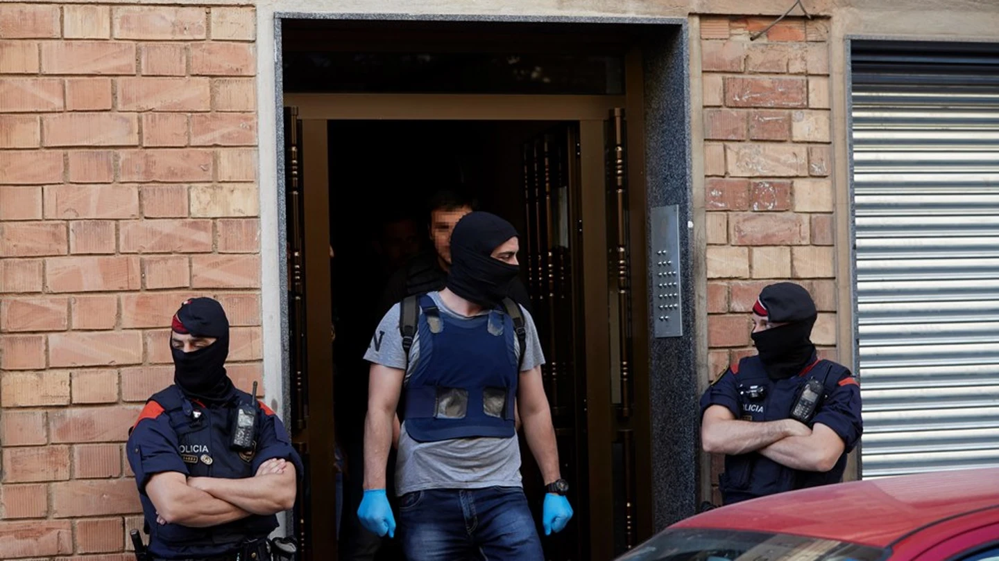 Mossos d'Esquadra en una operación contra la banda juvenil "Golden Boys" Mossos d'Esquadra en una operación contra la banda juvenil "Golden Boys"