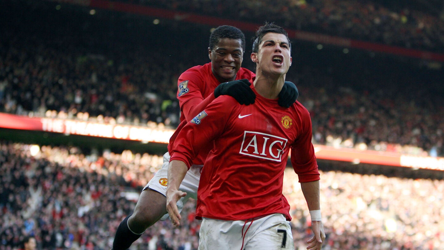 Evra celebra un gol con Cristiano Ronaldo