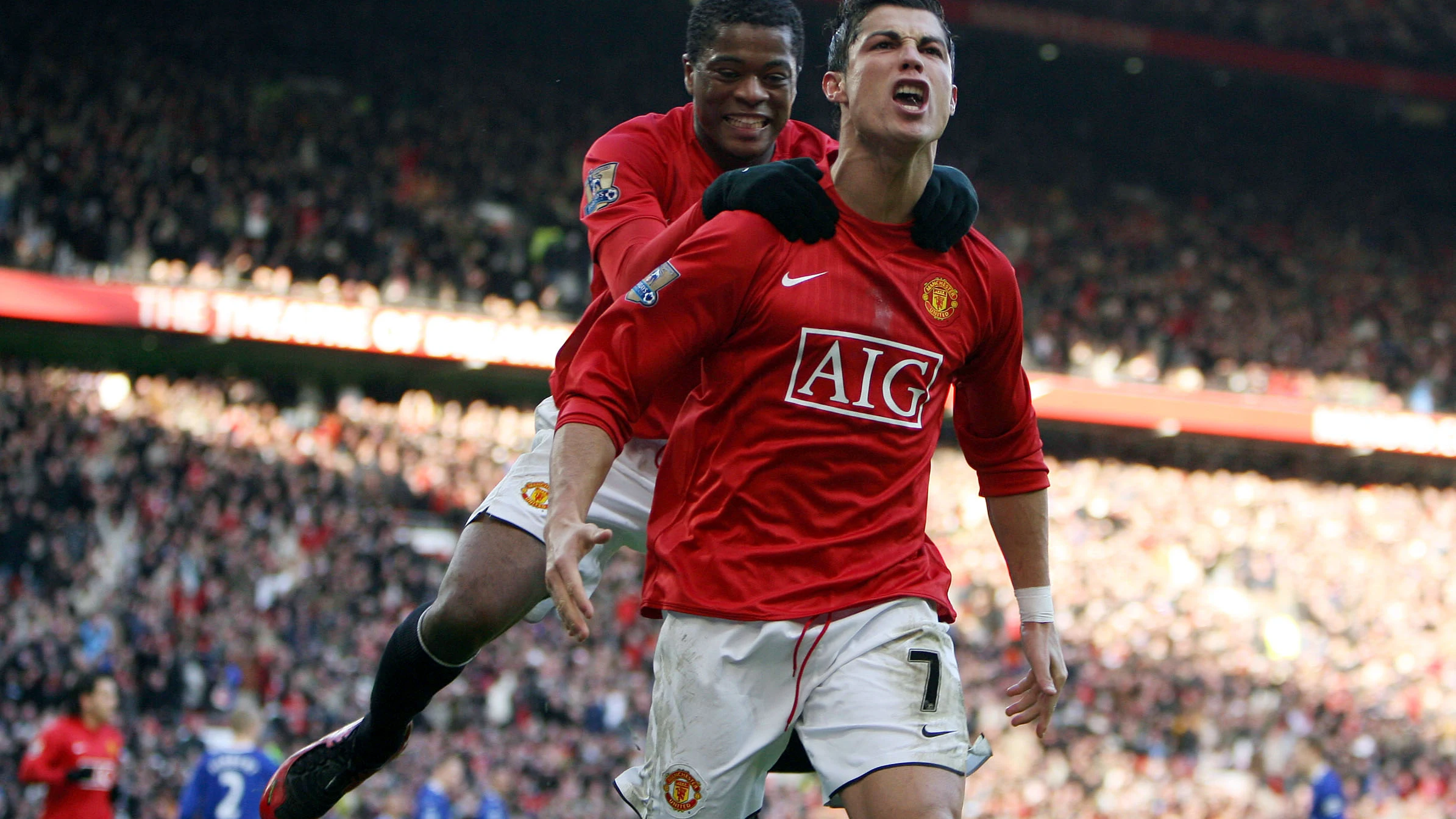 Evra celebra un gol con Cristiano Ronaldo